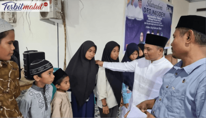 
 Gelar Silaturahmi, DPD NasDem Halteng Kembali Berbagi 100 Paket Sembako dan Santunan Anak Yatim di Messa