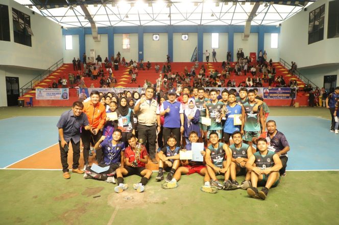 
 Wali Kota Ternate, M. Tauhid Soleman secara resmi menutup kejuaraan Bola Volly Wali Kota Cup 2023 tingkat pelajar yang dilangsungkan di gedung Sport Hall Marimoi Kelurahan Ubo-ubo, Kamis (1/6/2023). Foto : Ko Edo