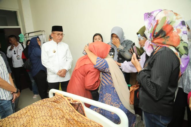 
 Wali Kota Ternate, M. Tauhid Soleman bersama Ketua TP-PKK Kota Ternate, Ny. Marliza Marsaoly hadir di rumah sakit melayat melihat Almarhum. Foto : Istimewa