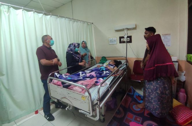 
 Walikota Ternate, M. Tauhid Soleman dan Ketua TP-PKK Kota Ternate, Marliza M Tauhid, berkesempatan untuk menjenguk pasien Ibu Ernawati di RS Wahidin Makassar. Foto : Istimewa