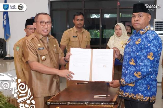 
 Wali Kota Ternate, Dr. M. Tauhid Soleman secara langsung Serahkan SK 103 PPPK Tenaga Guru dan Tenaga Teknis Formasi Tahun 2022 bertempat di ruang Aula lantai 2 Kantor Dinas Pendidikan Selasa, (22/8/2023). 