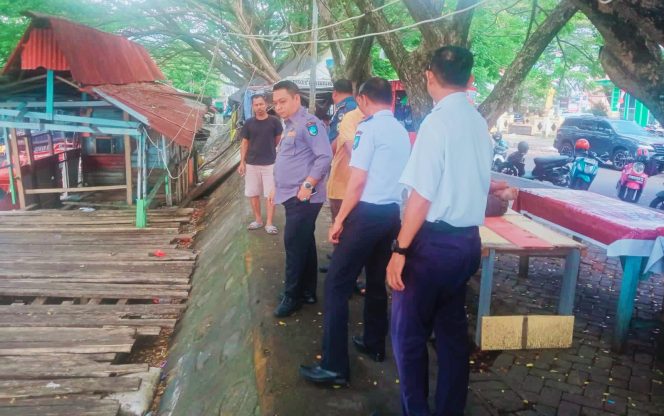 
 Kepala Dinas Perhubungan Kota Ternate, Muchtar Hasim saat meninjau lokasi Rehabilitasi Ruang Tunggu pelabuhan Speed Boat Rute Ternate-Sidangoli. 