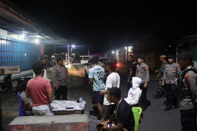 
 Mengantisipasi Gangguan Kamtibmas di Halut, Polres dan TNI Gelar Patroli Gabungan di Tempat Hiburan Malam