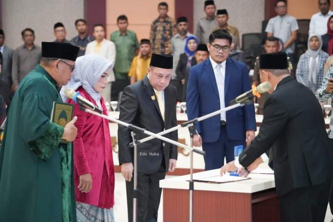 
 Dua orang Anggota DPRD Kota Ternate,  resmi dilantik melalui rapat paripurna ke-11 tahun sidang 2023,  Rabu malam (25/10/2023). Dok. Edo Huka