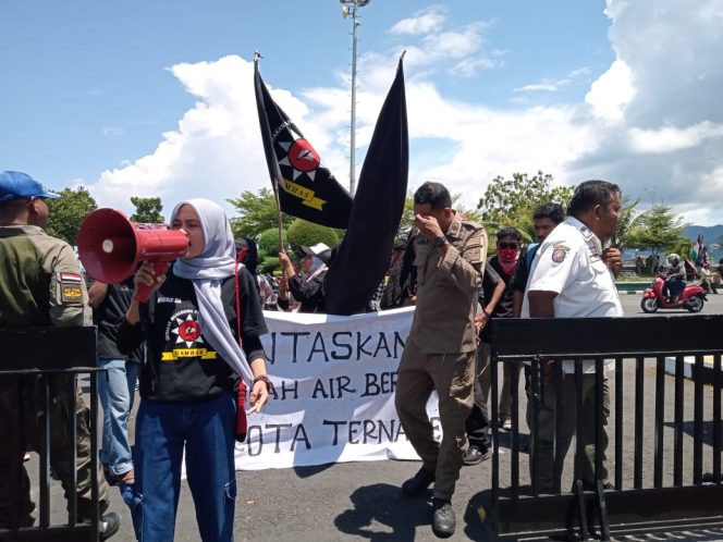 
 Puluhan mahasiswa yang tergabung dalam Gerakan Mahasiswa Pemerhati Sosial (Gamhas) Maluku Utara, menggelar aksi demonstrasi di depan Kantor Wali Kota Ternate Kamis, (19/10/2023). Foto : Istimewa/Iksan