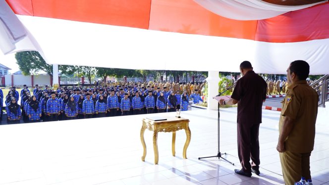 
 Wakil Wali Kota Tidore Kepulauan, Muhammad Sinen memimpin Pengambilan sumpah janji PPPK fungsional guru yang dirangkaikan dengan Apel Pagi Gabungan dilangsungkan di halaman Kantor Wali Kota Tidore Kepulauan, Senin (16/10/2023). Dok. Humas