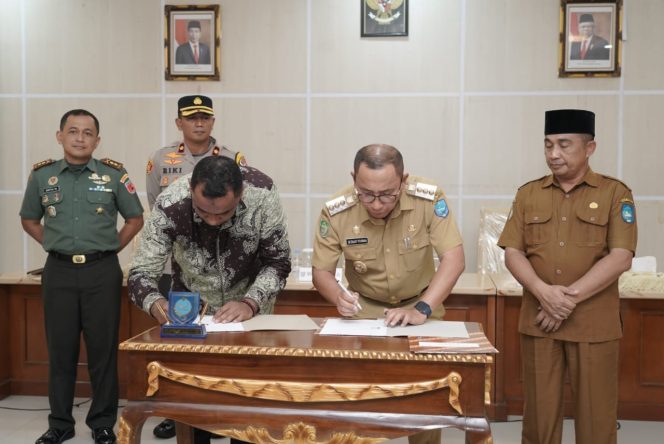 
 Ketua KPU Kota Ternate, M. Zen A. Karim saat melakukan penandatanganan NPHD bersama Wali Kota Ternate, M. Tauhid Soleman. (Dok.Istimewa) 