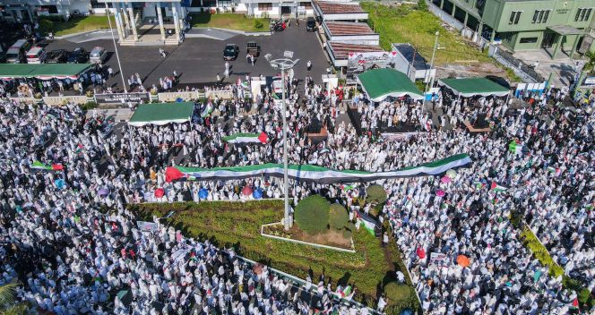 
 Ribuan Warga Kota Ternate, Maluku Utara menggelar aksi Bela Palestina dan Penggalangan Donasi Untuk Palestina yang dipusatkan di kawasan Landmark Kota Ternate. (Foto Udara Iky Humas Kota Ternate) 