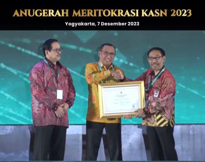 
 Wali Kota Ternate, M. Tauhid Solemana saat menerima penghargaan Meritokrasi 2023 kategori Baik dari Komisi Aparatur Sipil Negara (KASN) yang berlangsung di Kraton Grand Ballroom Yogyakarta Marriott Hotel, Kamis pagi (7/12/23). 